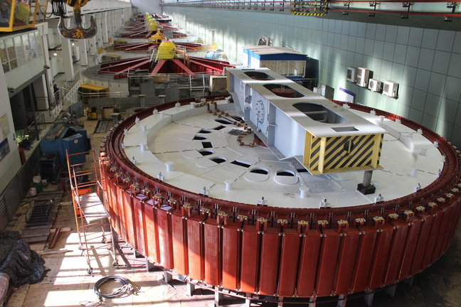 На Воткинской ГЭС в кратер гидроагрегата № 10 установлен новый ротор генератора